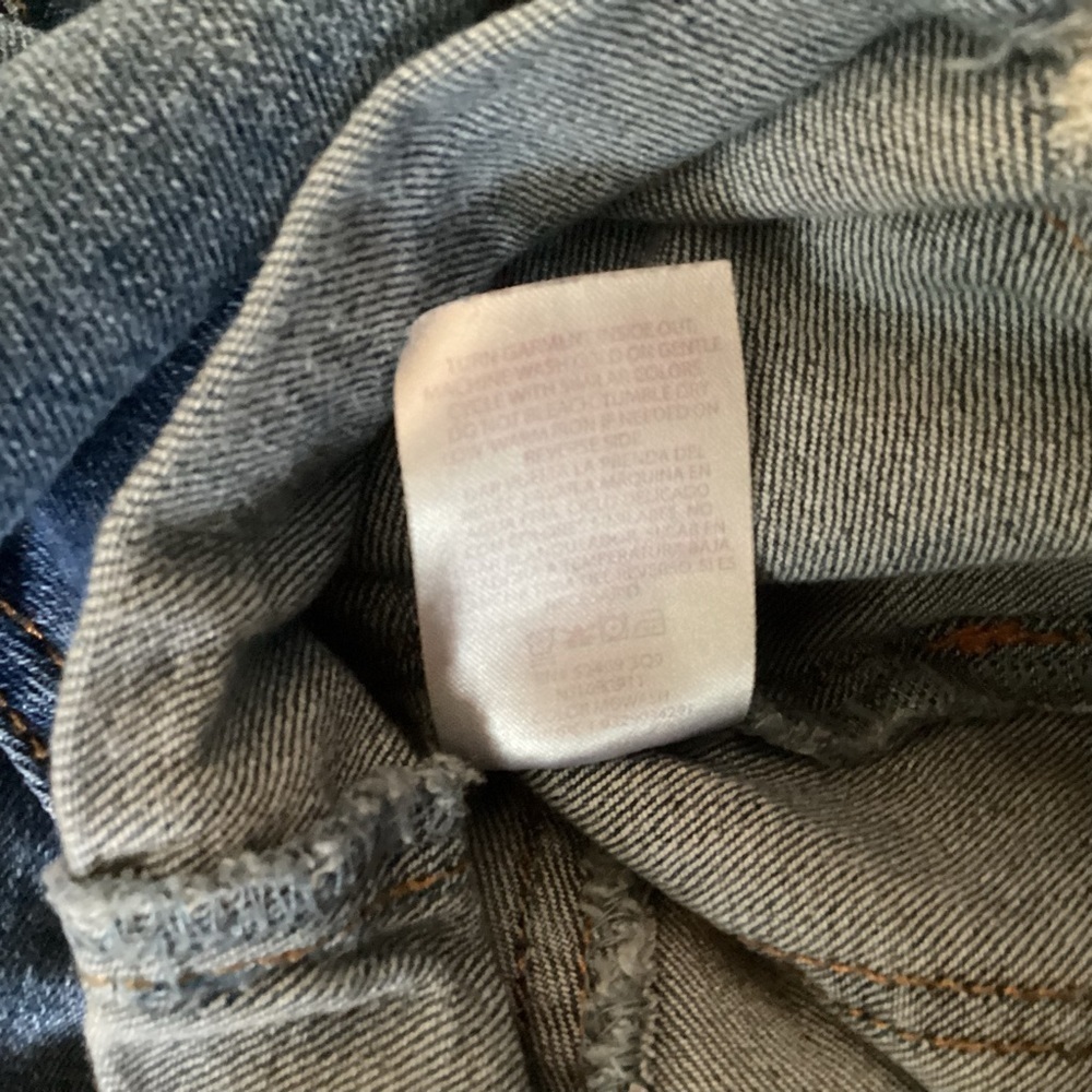 No Brand Junior’s Bibbed Distressed Jean Shorts. Size 3-5. - Picture 4 of 4